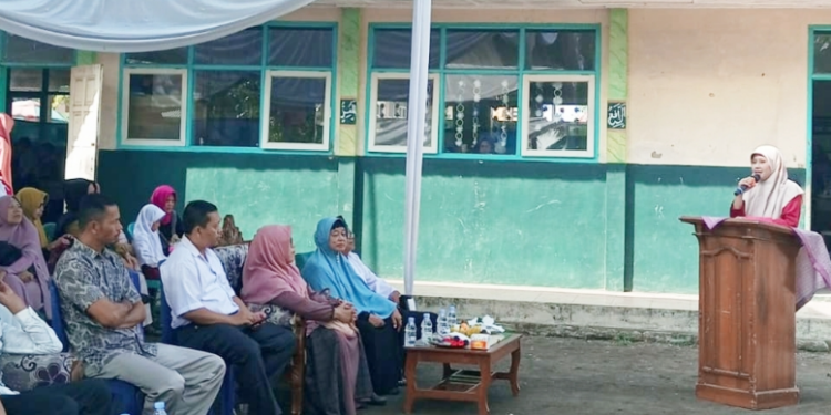 Kepala SDN 1 Cisayong memberikan sambutan di hadapan orang tua/wali siswa dan komite sekolah.