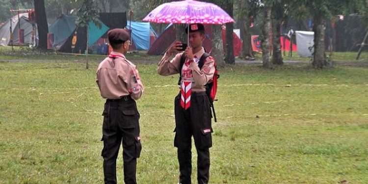 Hujan Tak Halangi Peserta LT-V Ikuti Lomba Reportase