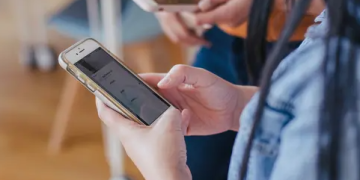 Reuni Mantan di Facebook, Pertemuan dan Chat di WhatsApp