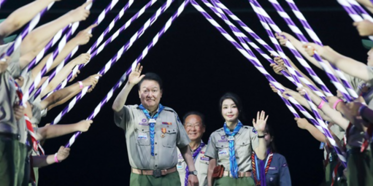 Presiden Yoon Suk Yeol yang hadir dalam upacara pembukaan bersama dengan ibu negara Kim Keon-hee