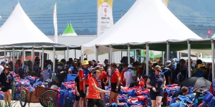 Pramuka Inggris bersiap meninggalkan Jambore Pramuka Dunia di area reklamasi Saemangeum