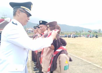 Penyematan Ulang Tanda Pramuka Siaga Garuda Kepada Aisyie oleh Camat Pagerageung