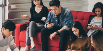 Fenomena Phubbing Merusak Hubungan Sosial