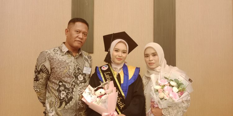 Aisya Anindia Lulusan Terbaik Prodi Manajemen Politri Tasikmalaya Tahun 2024