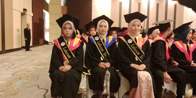 Inilah 3 Lulusan Terbaik Wisudawan Politeknik Triguna Tasikmalaya 2024